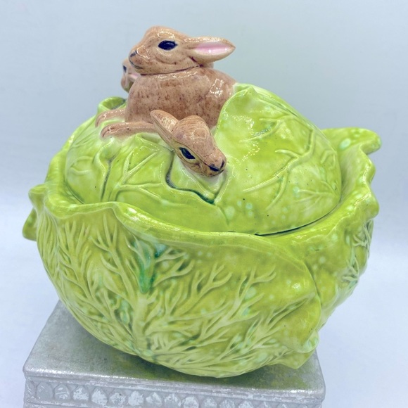 Vintage Holland Mold Green Cabbage Bowl With Lid Featuring Brown Bunnies On Top - Picture 2 of 12